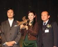 黄奕远赴韩国投身国际明星少儿慈善计划(组图)