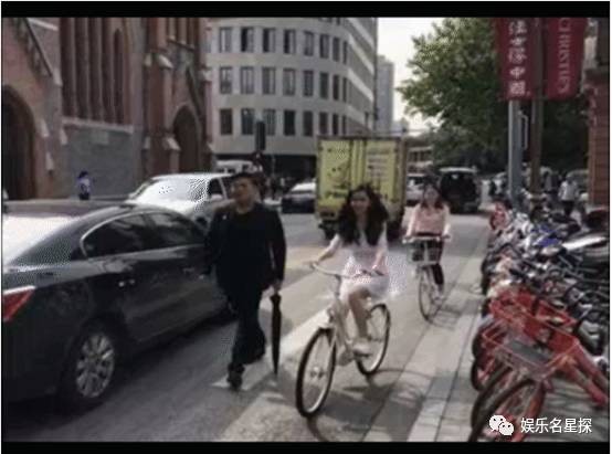 李易峰办证排队4小时被赞，把明星奉承神是粉丝还是明星自己？