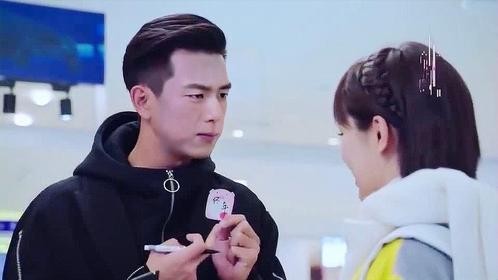 影视：韩商言为佟年选礼物，韩商言是佟年初恋