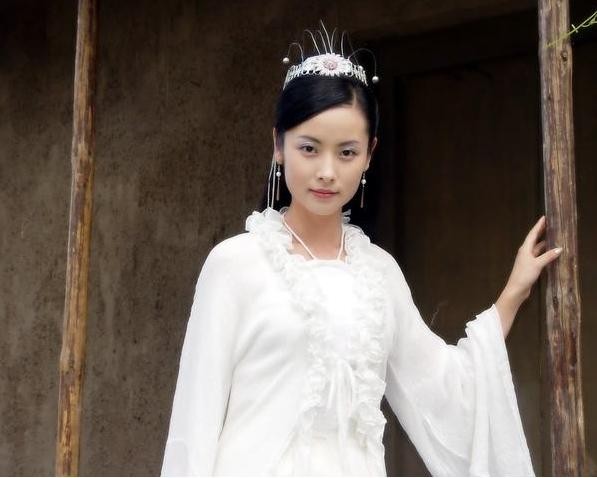 被张国立力捧，马伊琍的同学，给小7岁的唐嫣当妈，如今低调嫁人