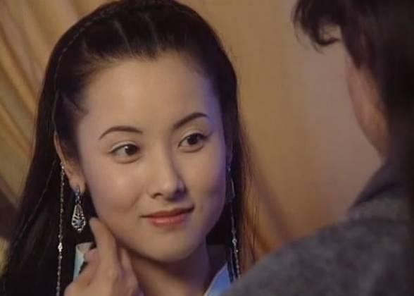 被张国立力捧，马伊琍的同学，给小7岁的唐嫣当妈，如今低调嫁人