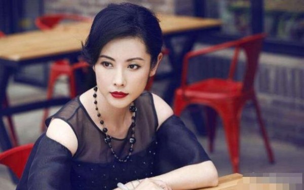 被张国立力捧，马伊琍的同学，给小7岁的唐嫣当妈，如今低调嫁人