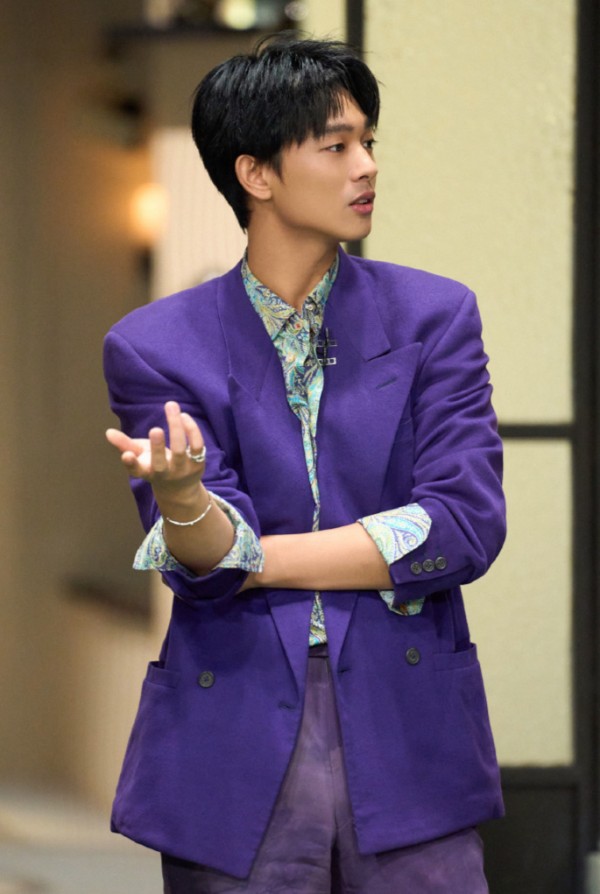 《大侦探9》第八案嘉宾造型:张若昀当侦探,吴昕魏大勋粉色内搭!