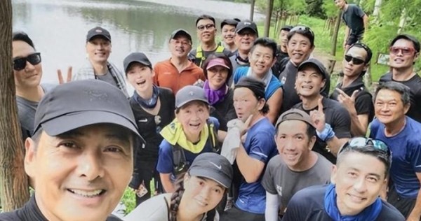 周润发陪43岁女星跑步 温馨拉伸引围观