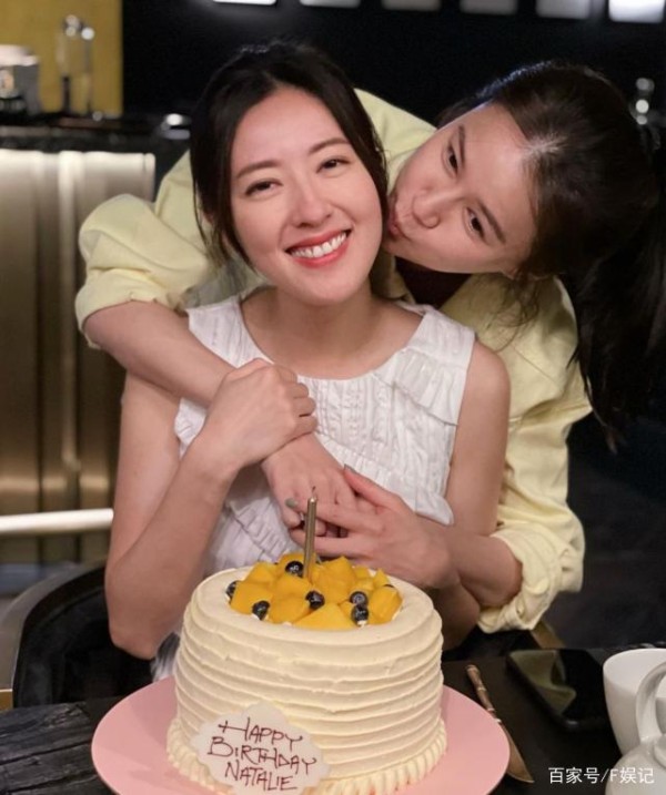 黄翠如陪萧正楠工作完返港即见唐诗咏 穿宽松衣服被猜已怀孕!