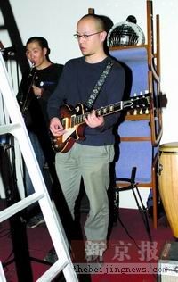 窦唯现在除了到酒吧演出，基本上没有别的收入来源。图为他大骂高原和丁武的上海演出现场。