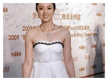 从一线被打回十八线，为赚钱代言十几个微商，如今微商都嫌弃她！