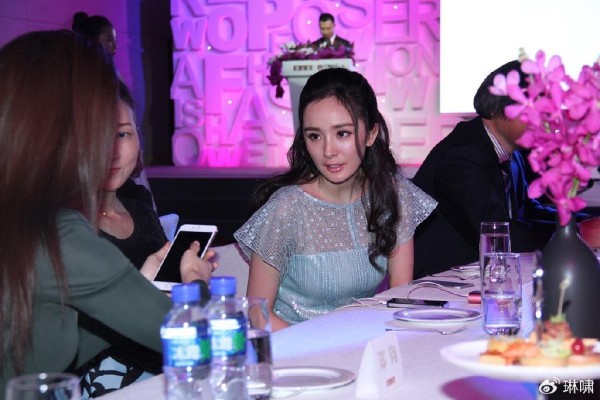 杨幂张小斐20年闺蜜情：娱乐圈罕见的真挚友谊