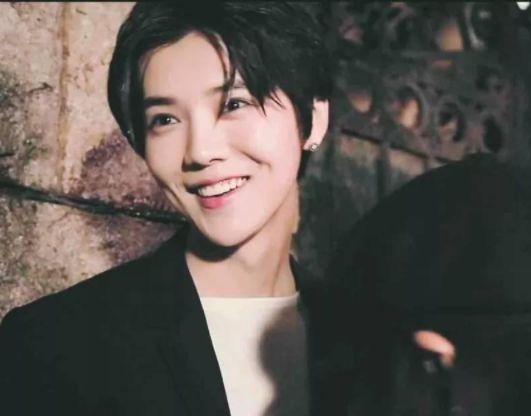 公开恋情的明星，杨紫秦俊杰分了，鹿晗掉粉80万，他俩被炒鱿鱼