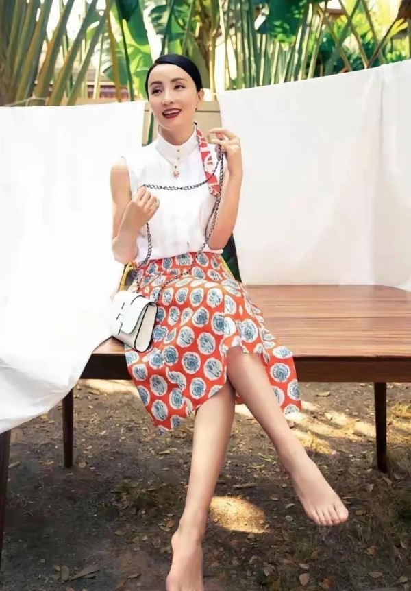 淡定海燕:陶虹
陶虹和徐峥结婚22年,男方多次被曝“越轨”,她却始终不离婚。2008年陶虹怀孕期间,徐峥被拍到在酒吧玩乐;2012年他转型导演后,被拍到与神秘女子同房过夜;2015年又被爆出和汪小菲在会所聚会,身边围着低胸辣妹。面对这些消息,陶虹只淡淡回应:“说明我的眼光不错。”
两人的婚姻从《春光灿烂猪八戒》开始,戏里小龙女和猪八戒没能圆满,戏外却成了夫妻。陶虹婚后淡出演艺圈,全力支持徐峥事业,...