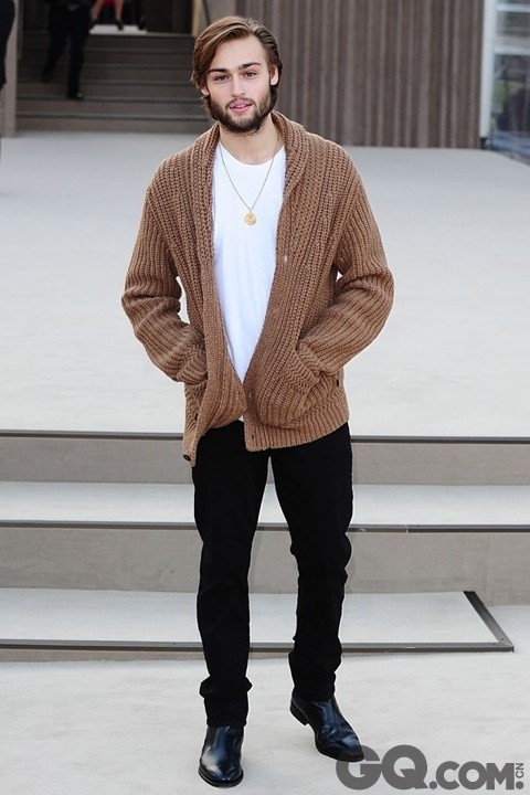 英国演员Douglas Booth——随意的针织衫搭配简约的皮靴，Douglas Booth去Kensington花园看Burberry大秀竟然穿得如此简约随意！性感的络腮胡着实给我们不小的惊喜。
