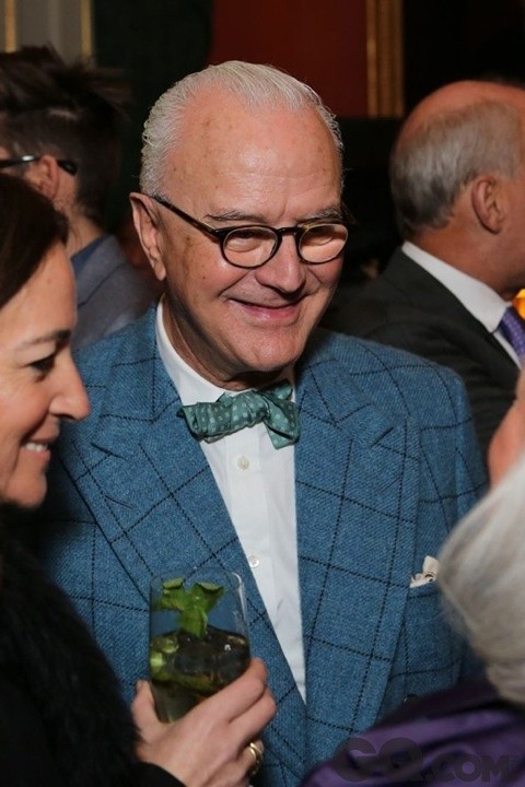 鞋履设计师Manolo Blahnik——如果一般人想要穿一件儿亮蓝格纹外套搭配藕荷色领结去一个正式Party，实在显得有些不正经，但如果你有着Manolo Blahnik的泰然自若，那么放胆去穿吧！