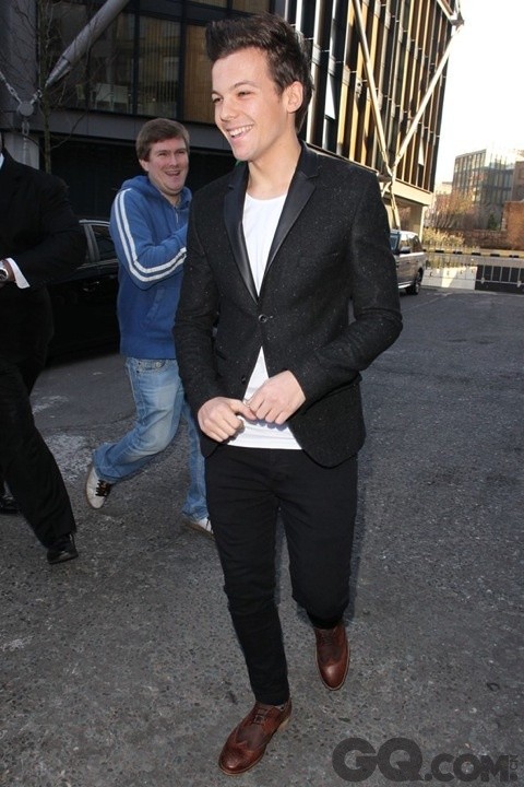 One Direction 成员 Louis Tomlinson——利落干练的造型搭配TOPMAN皮领西装夹克，整体造型可圈可点。