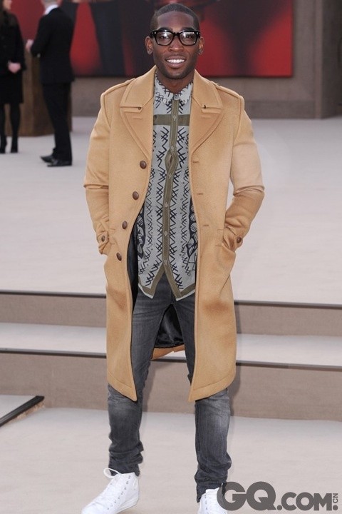 英国说唱歌手Tinie Tempah——说唱歌手的确是颠覆了我们的三观，一边是Kanye West不断刷新“俗气”的意义，另一边Tinie Tempah则可以说惊人地优雅。