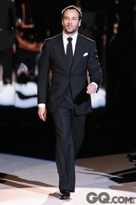 设计师Tom Ford——高调回归时装周的Tom Ford自己自然也要打扮得光鲜亮丽，否则就对不起“世界上最会穿衣的男人”的名号了。