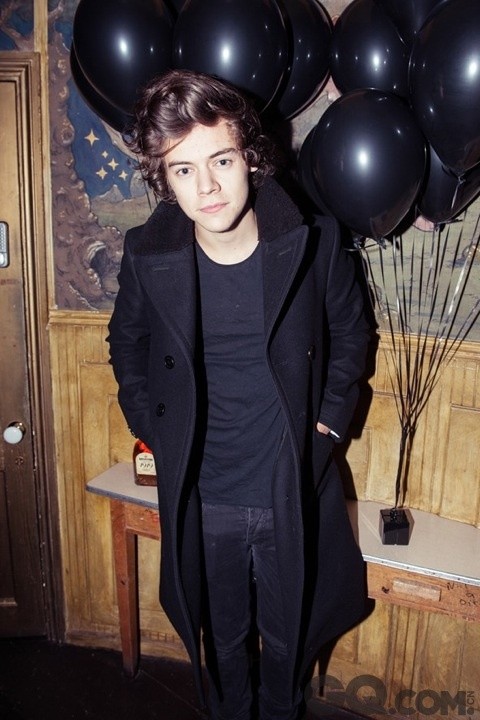 One Direction 成员 Harry Styles——与Taylor Swift传出绯闻的Harry，在Box for Dominic Jones派对上选择的一件儿双排扣大衣可谓是十分精明。