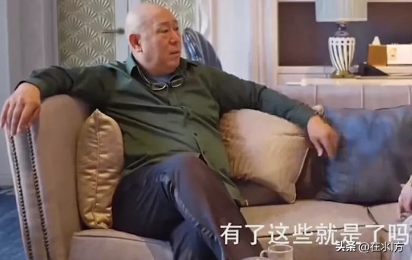 在氺I方:老戏骨李诚儒谈到自己的儿子李大海时义愤填膺。
认为作为儿子的李大海,在台球、影视、歌唱,这三个方面,没有做出任何突出的成绩。
这对李诚儒来说相当不爽。老李越说越激动:台球没有打出世界冠军;演戏没有自己的代表作;歌唱领域也没有自己的代表作品,哪怕有三首代表作也行。没有我李诚儒这个父亲,大家知道李大海是谁吗?
李大海在年仅六岁时,父母选择了离婚。李大海便跟随母亲生活。
2002年,李大海在其...