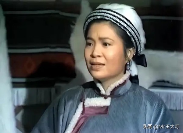 Mr王大可:香港演员苏杏璇演郭靖妈妈李萍的时候才刚刚31岁,用现在的眼光来看,还是一个年轻人。
上世纪八十年代,香港83版《射雕英雄传》在内地大火特火,这也让电视剧的演员们都成了人尽皆知的大明星,这其中也包括了饰演郭靖母亲李萍的苏杏璇。
苏杏璇在电视剧里虽然戏份不多,但她给人们留下了深刻的印象。她也因为和蔼、慈祥的表演风格,而被认为是那个时代电视机屏幕上最具代表性母亲。
但实际苏杏璇在饰演李...