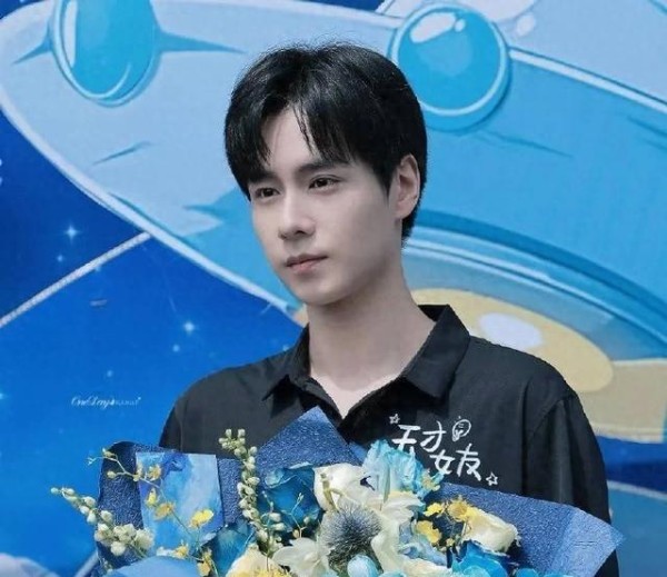 胡一天新恋情曝光，街头甜蜜牵手，助理带女方看诊？