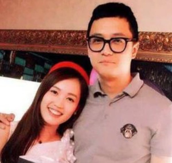 继马蓉宋哲之后，又一位男星与经纪人关系不一般