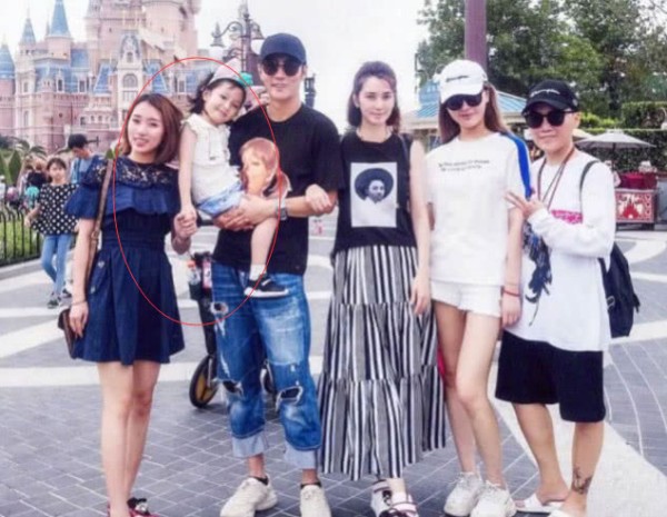 继马蓉宋哲之后,又一位男星与经纪人关系不一般