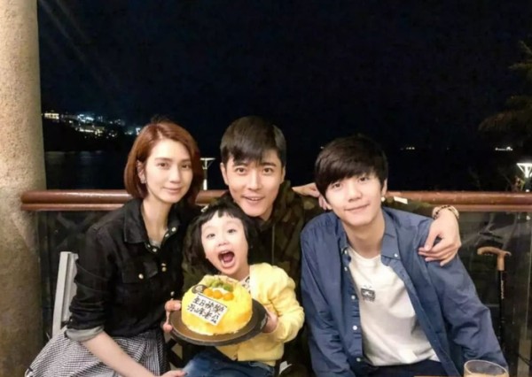 继马蓉宋哲之后,又一位男星与经纪人关系不一般