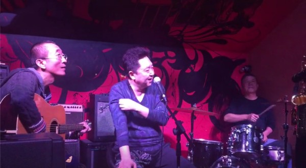 于谦在歌坛人缘这么好 演出时给他伴奏的歌手有多大牌你知道吗？