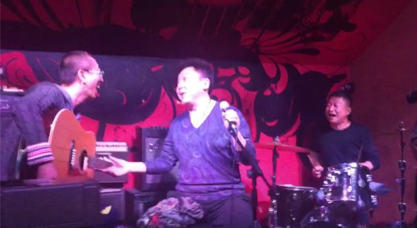 于谦在歌坛人缘这么好 演出时给他伴奏的歌手有多大牌你知道吗?