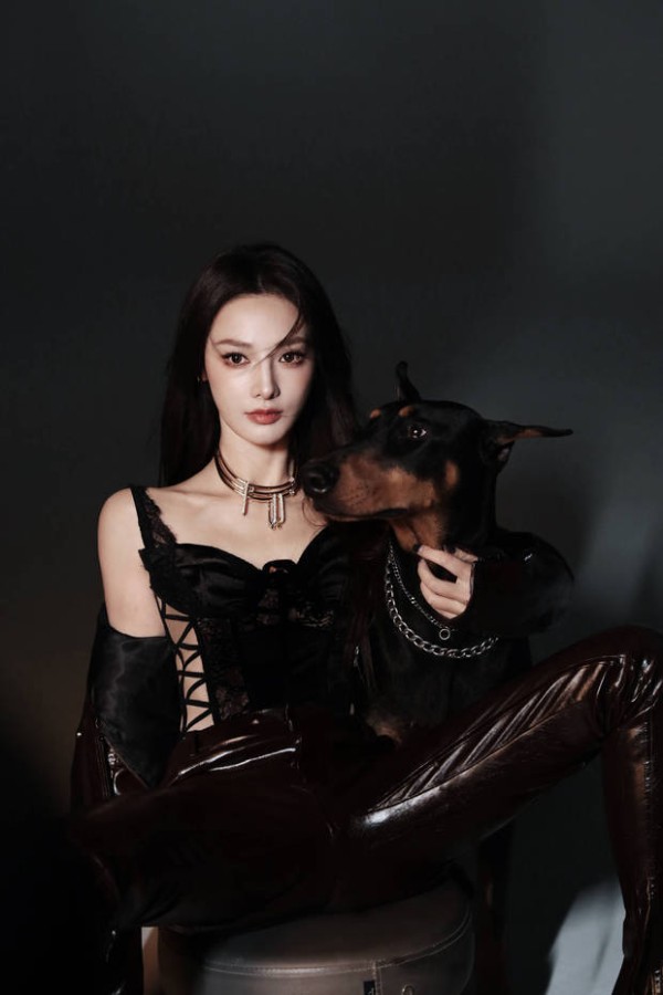 彭小苒皮衣造型凸显完美身材 与杜宾犬同框张力十足