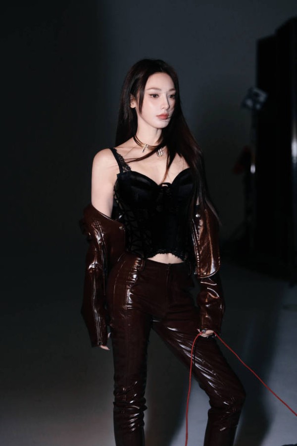 彭小苒穿皮衣勾勒完美身材。