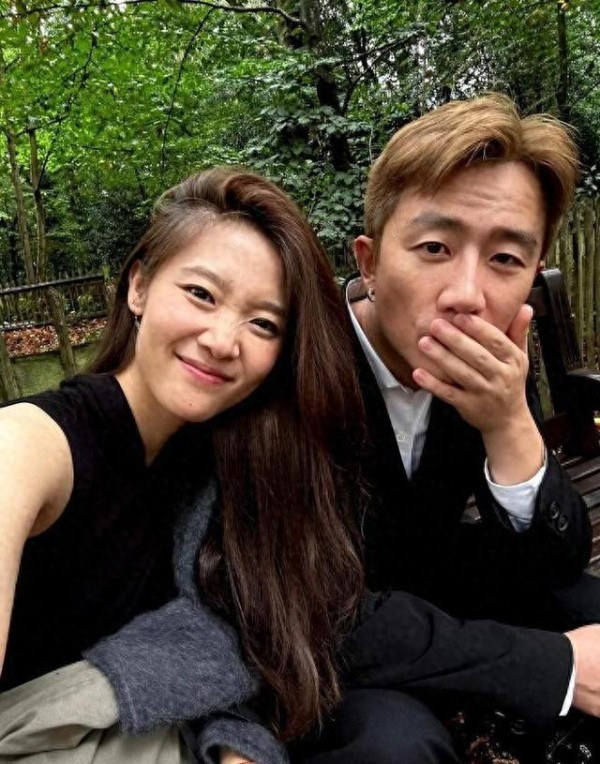 黄轩公开女友身份,评论纷至沓来!松弛关系能否为他带来幸福?