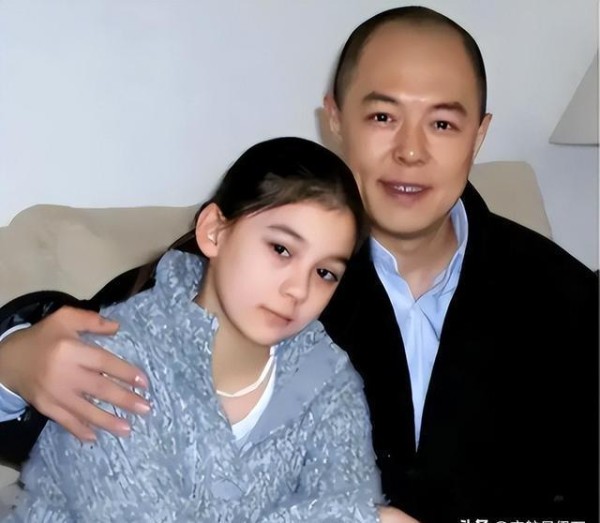 父亲是著名影视演员，却因长太美不让她进娱乐圈，如今33岁仍单身