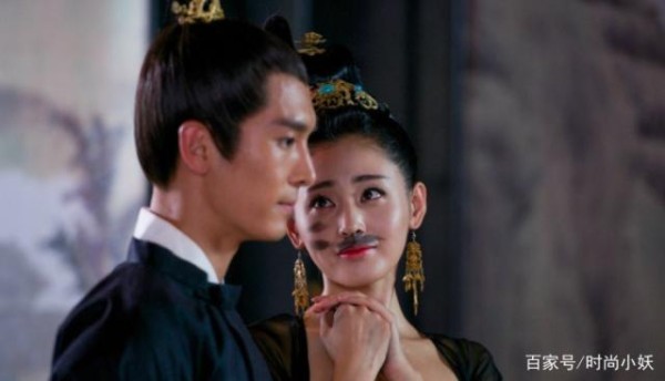 29岁张天爱与35岁张靓颖，春节一起蹲过道“乞讨”，神情有点呆萌