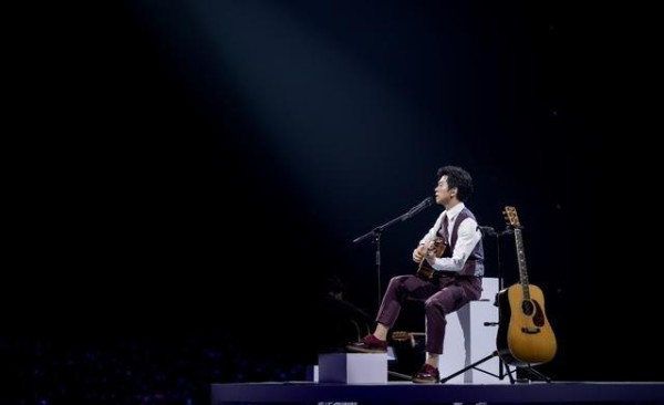 张天爱带着宋祖儿追李健演唱会,两个人在演唱会上玩嗨了!