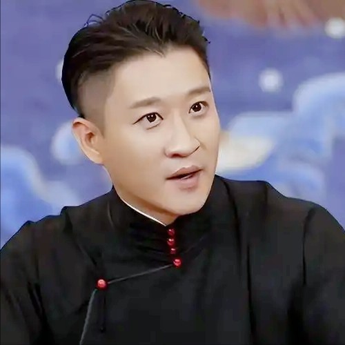 他者:曹云金网络风评反转探析
近年来,相声演员曹云金在网络上的风评逐渐好转,这一现象引发了广泛关注和讨论。从昔日的“德云社叛徒”到如今备受瞩目的相声明星,曹云金的风评反转不仅反映了他个人的成长与变化,也折射出网络环境和公众认知的深刻变迁。
曹云金离开德云社后,网络上迅速涌现了大量骂声。这主要是因为曹云金的离开被视为对师父郭德纲的背叛,违背了相声界的传统师徒伦理。在德云社内部,师徒关系被视为最重要的...