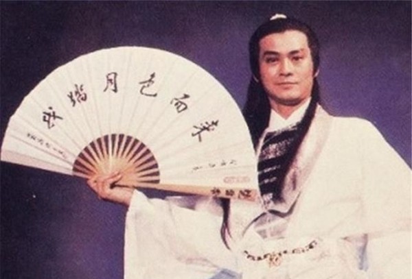 31岁郑欣宜逛街买廉价头饰，沈殿霞六千万遗产还没到继承年龄？