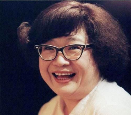 31岁郑欣宜逛街买廉价头饰，沈殿霞六千万遗产还没到继承年龄？