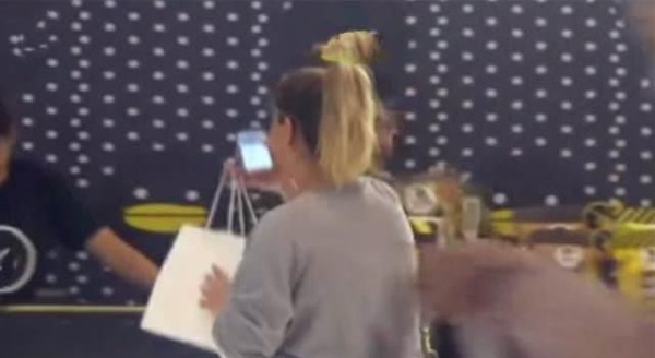 31岁郑欣宜逛街买廉价头饰，沈殿霞六千万遗产还没到继承年龄？