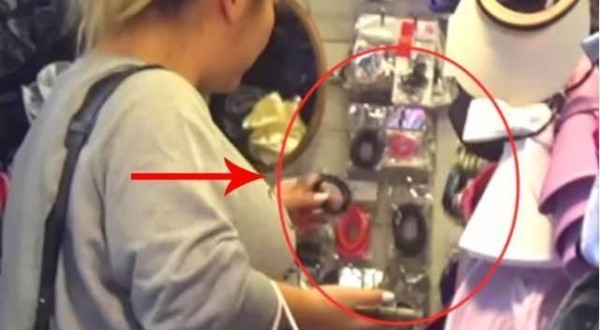 31岁郑欣宜逛街买廉价头饰，沈殿霞六千万遗产还没到继承年龄？