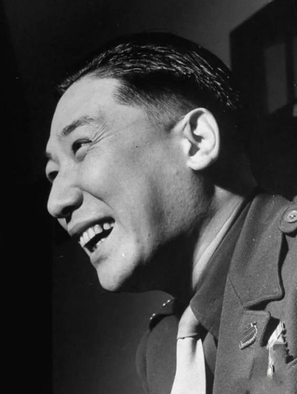 蒋纬国病逝，宋美龄拿过账单后愤怒了：养他81年，却欠了一身债！