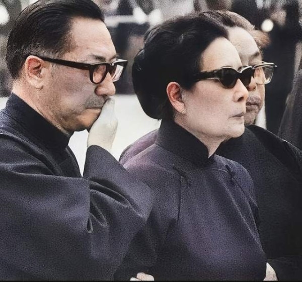 1975年蒋介石葬礼上,蒋纬国罕见的曝光超过哥哥蒋经国的合影照片