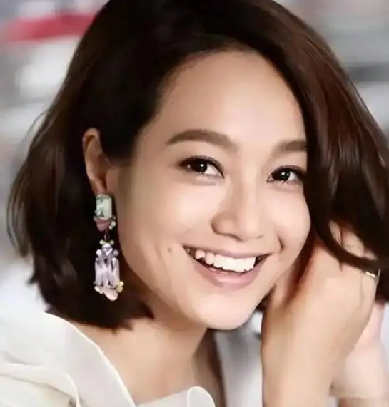 多走路多运动：朱丹和王珞丹这姐妹情，太让人感动啦！

朱丹 7 岁时，父亲就去世了 。后来母亲再婚 ，她和继父的女儿成了姐妹 。虽说没有血缘关系 ，可朱丹从小就照顾妹妹 ，在这个重组家庭里 ，两人建立了特别深厚的情谊 。

2008 年的时候 ，朱丹还写过一封遗书 。她在遗书里说 ，要是自己出了意外 ，就把全部财产交给妹妹保管 ，还让妹妹帮着赡养父母 。从这儿就能看出 ，她对妹妹那是特别信任和依赖...