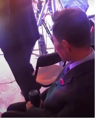 65岁李雪健近照身形佝偻，说话吃力令人心疼