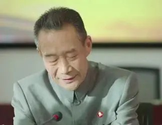 65岁李雪健近照身形佝偻，说话吃力令人心疼