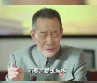 65岁李雪健近照身形佝偻，说话吃力令人心疼