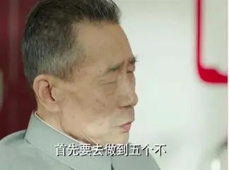65岁李雪健近照身形佝偻，说话吃力令人心疼