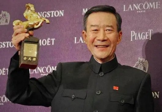 65岁李雪健近照身形佝偻，说话吃力令人心疼