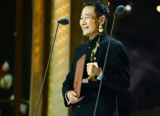 65岁李雪健近照身形佝偻，说话吃力令人心疼