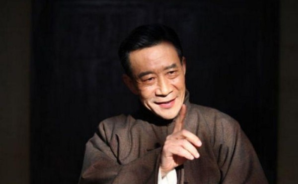 李雪健老师片酬60万, 却遭小鲜肉质疑, 撒贝宁: 你算什么东西!