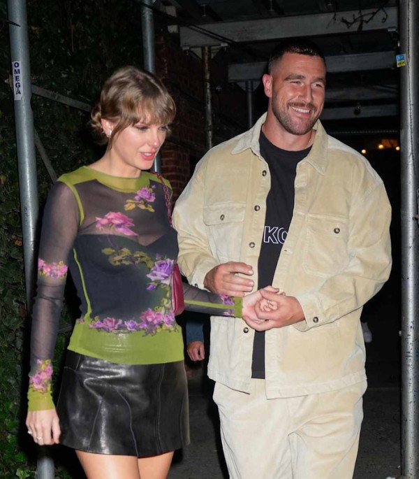 一位与泰勒和特拉维斯关系密切的消息人士通过etnow表示……